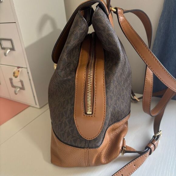 Michael Kors Raven Medium Backpack brown pebbled leather gold hardware - Picture 6 of 16